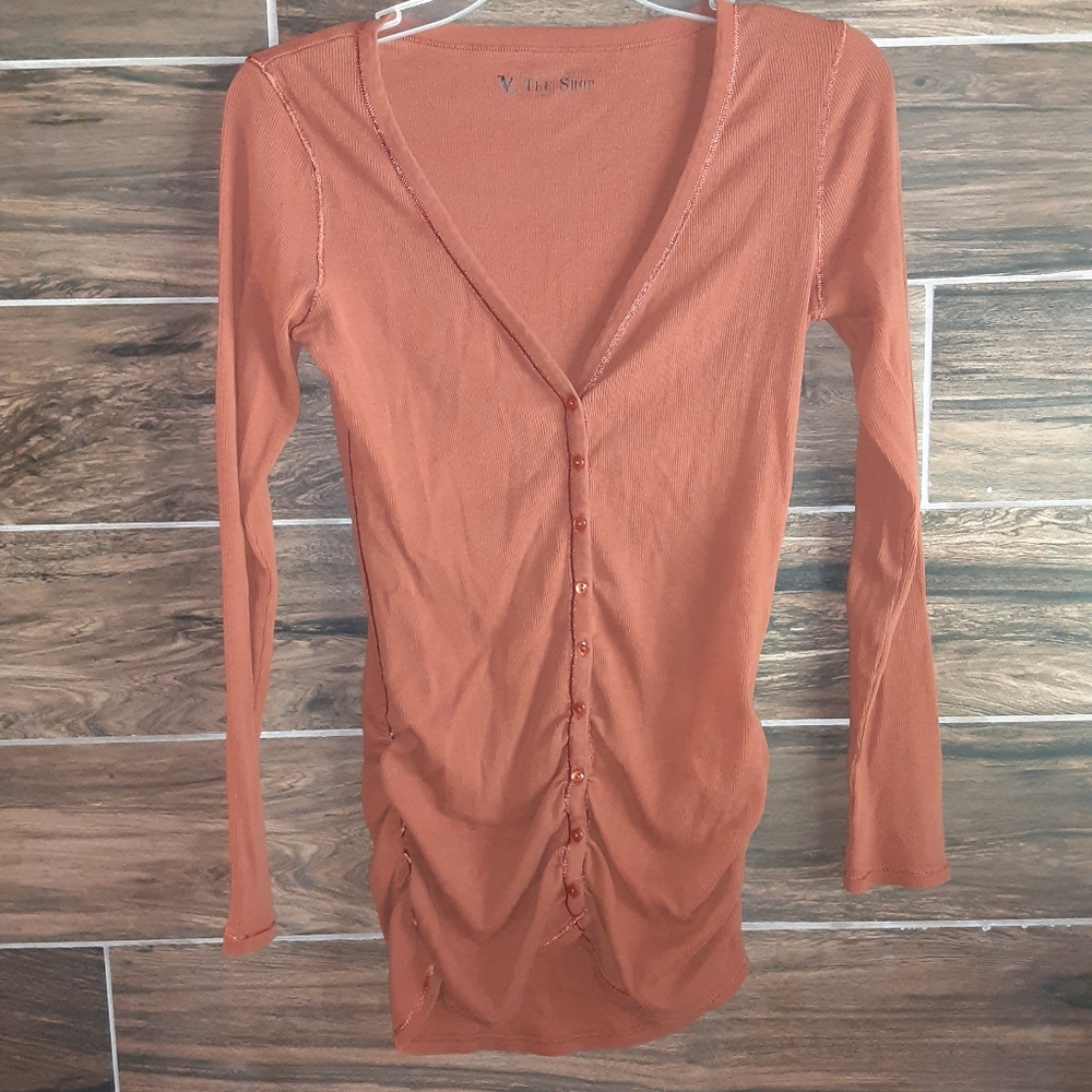 Long sleeve fitting button up